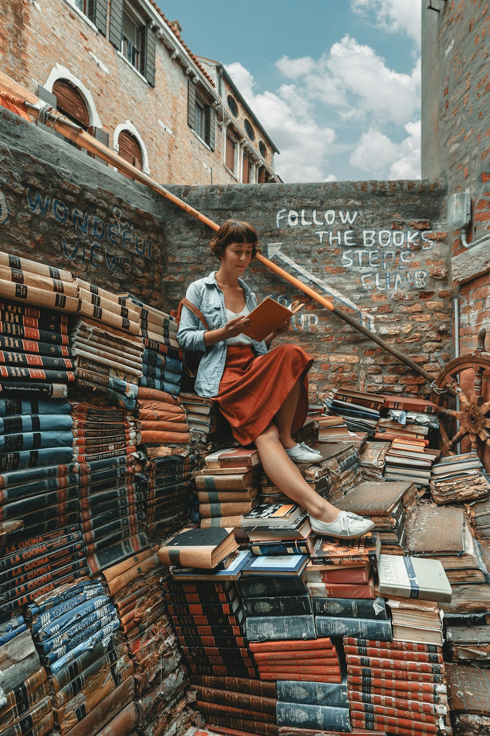 femme portant une veste en jean livre de lecture