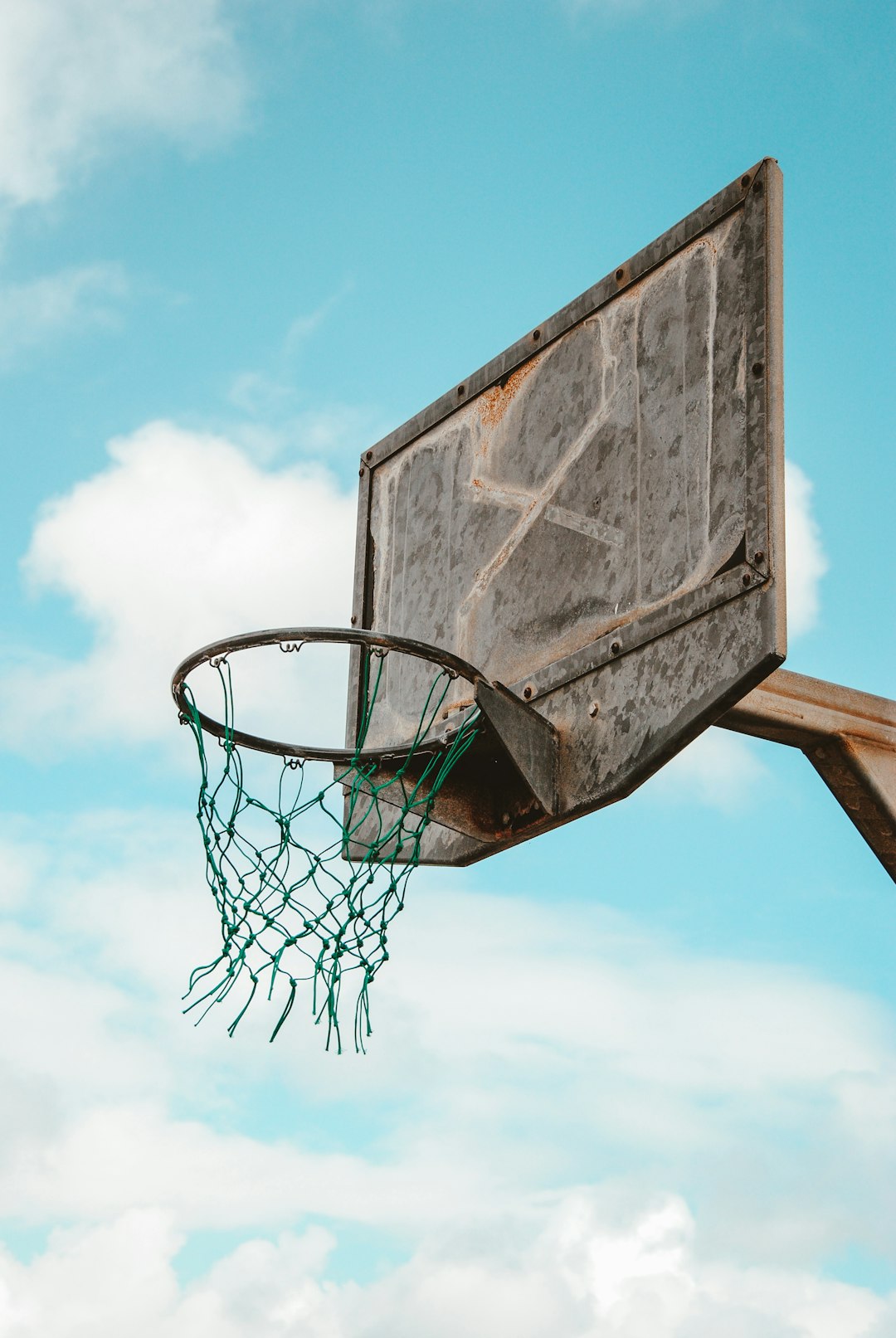 basketball hoop with net unde blue sky