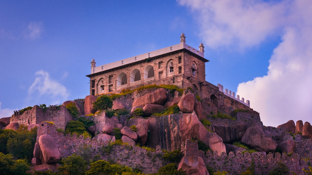 edifício no topo da colina