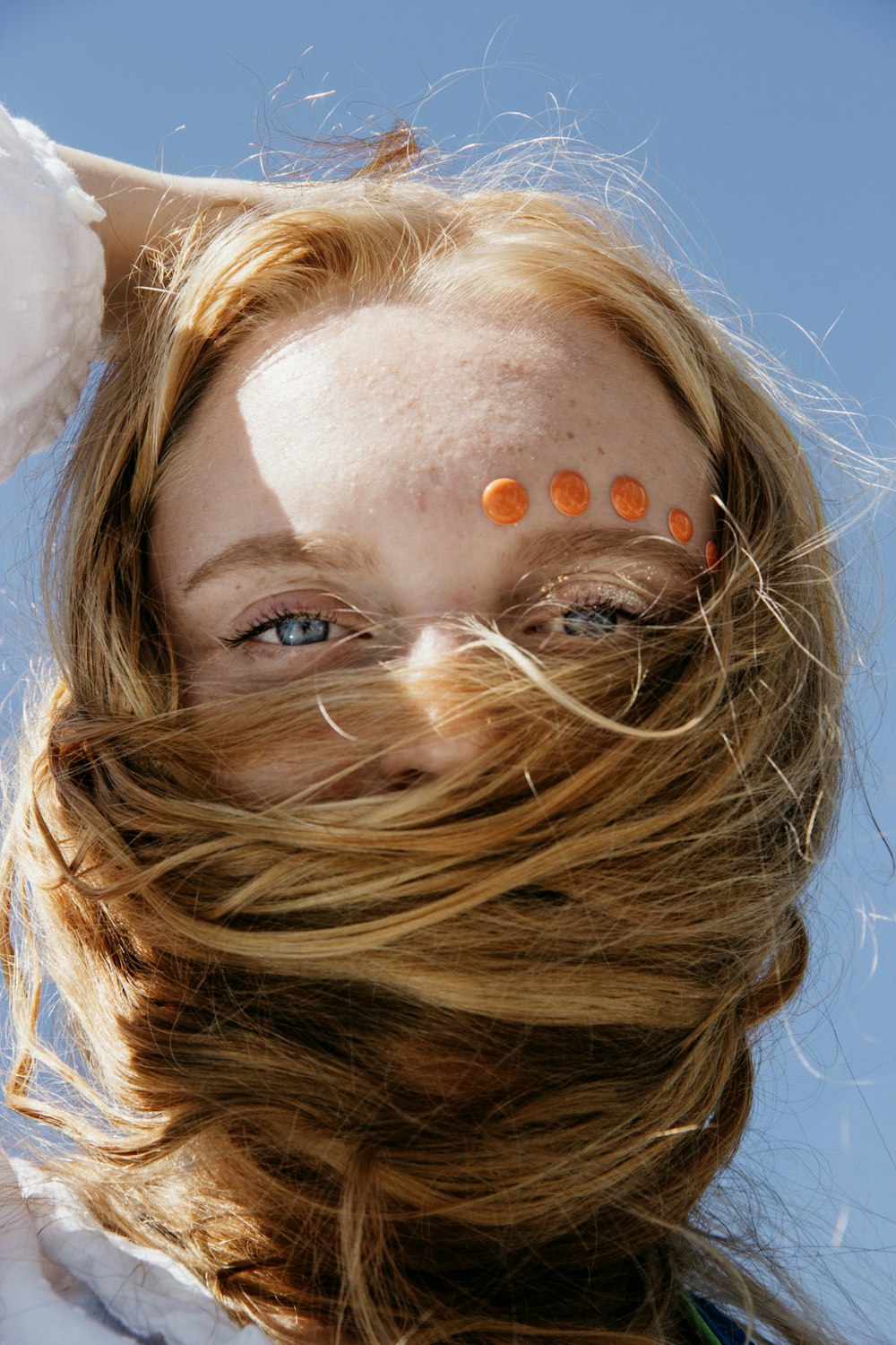 femme aux cheveux blonds