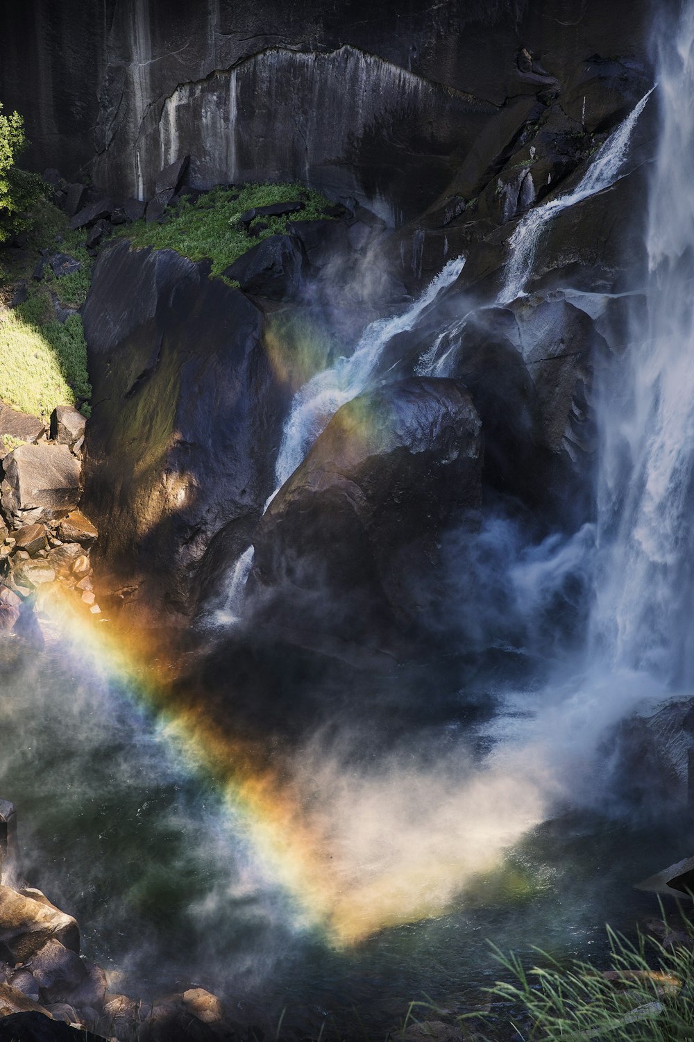 Fotografia a lunga esposizione di cascate durante il giorno