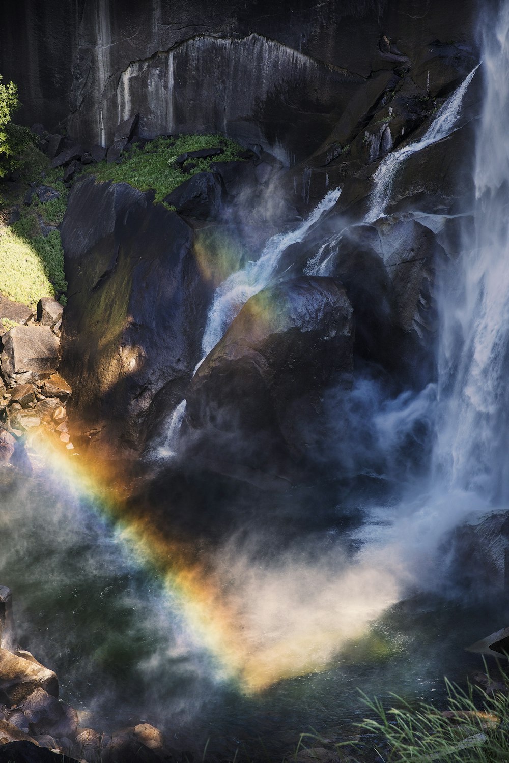 Photographie en exposition longue des chutes d’eau pendant la journée