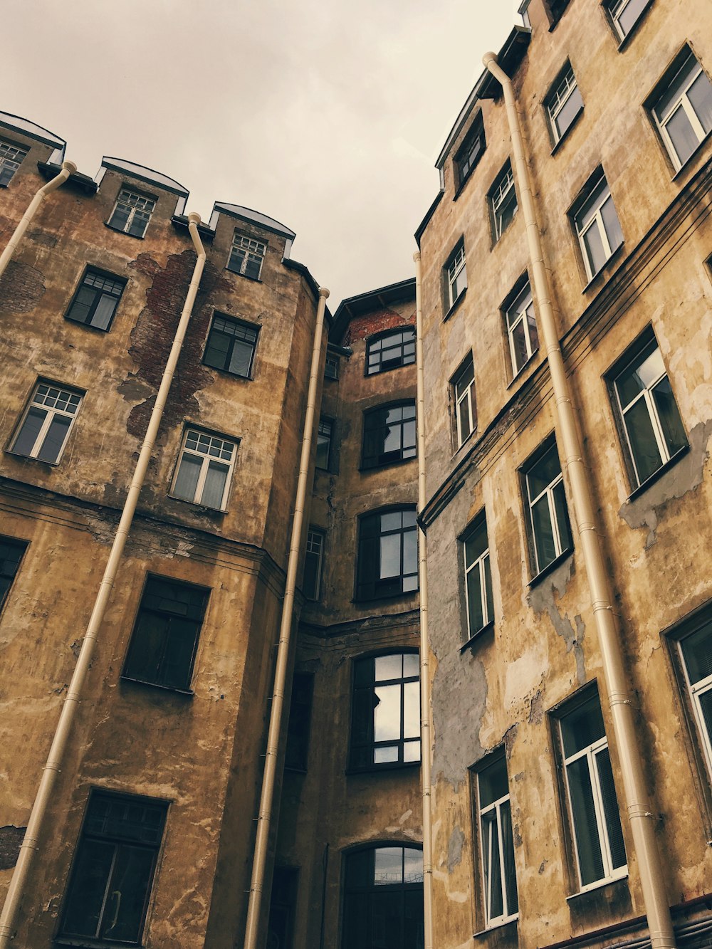 Edificio de hormigón marrón durante el día