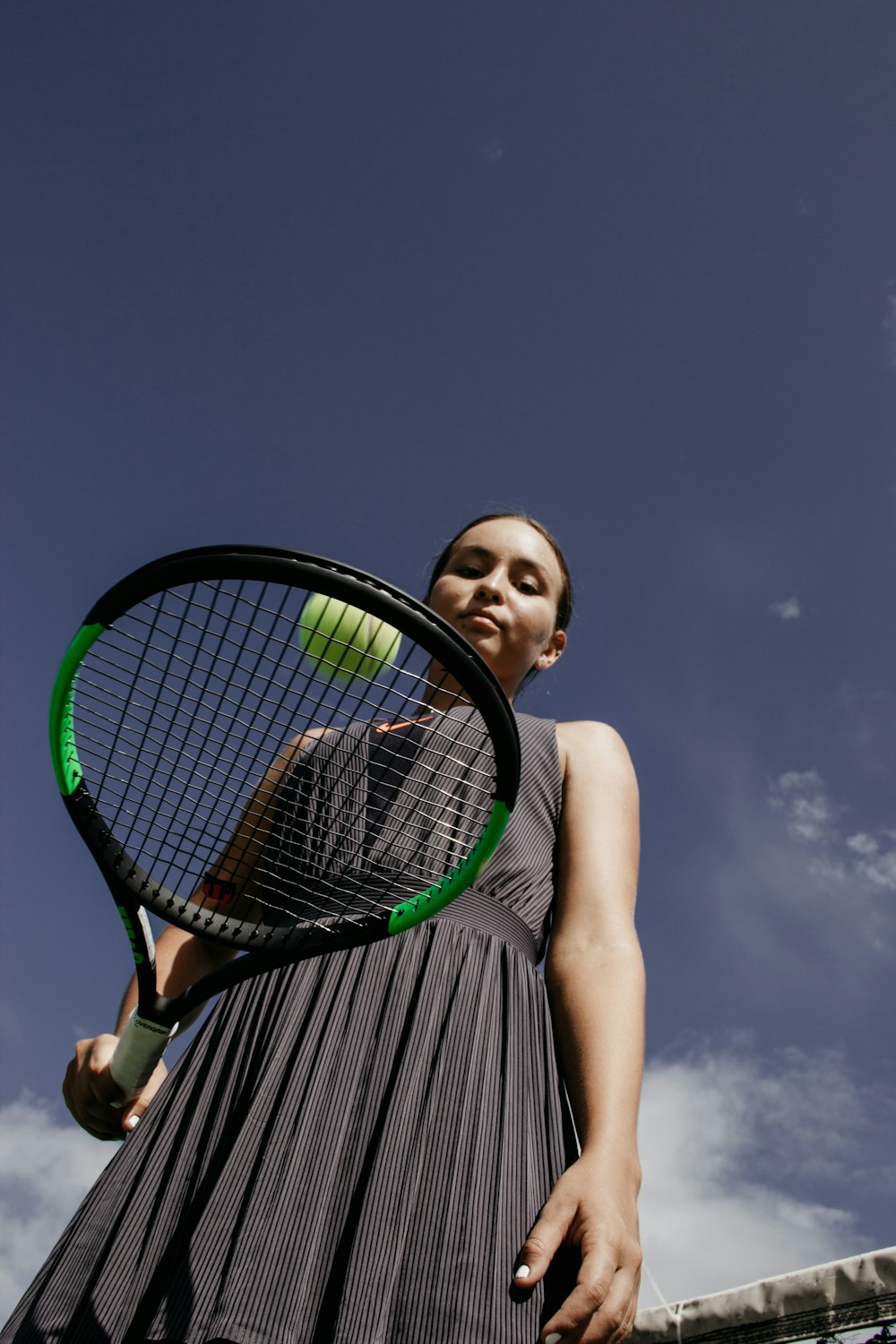 mujer sosteniendo raqueta de tenis