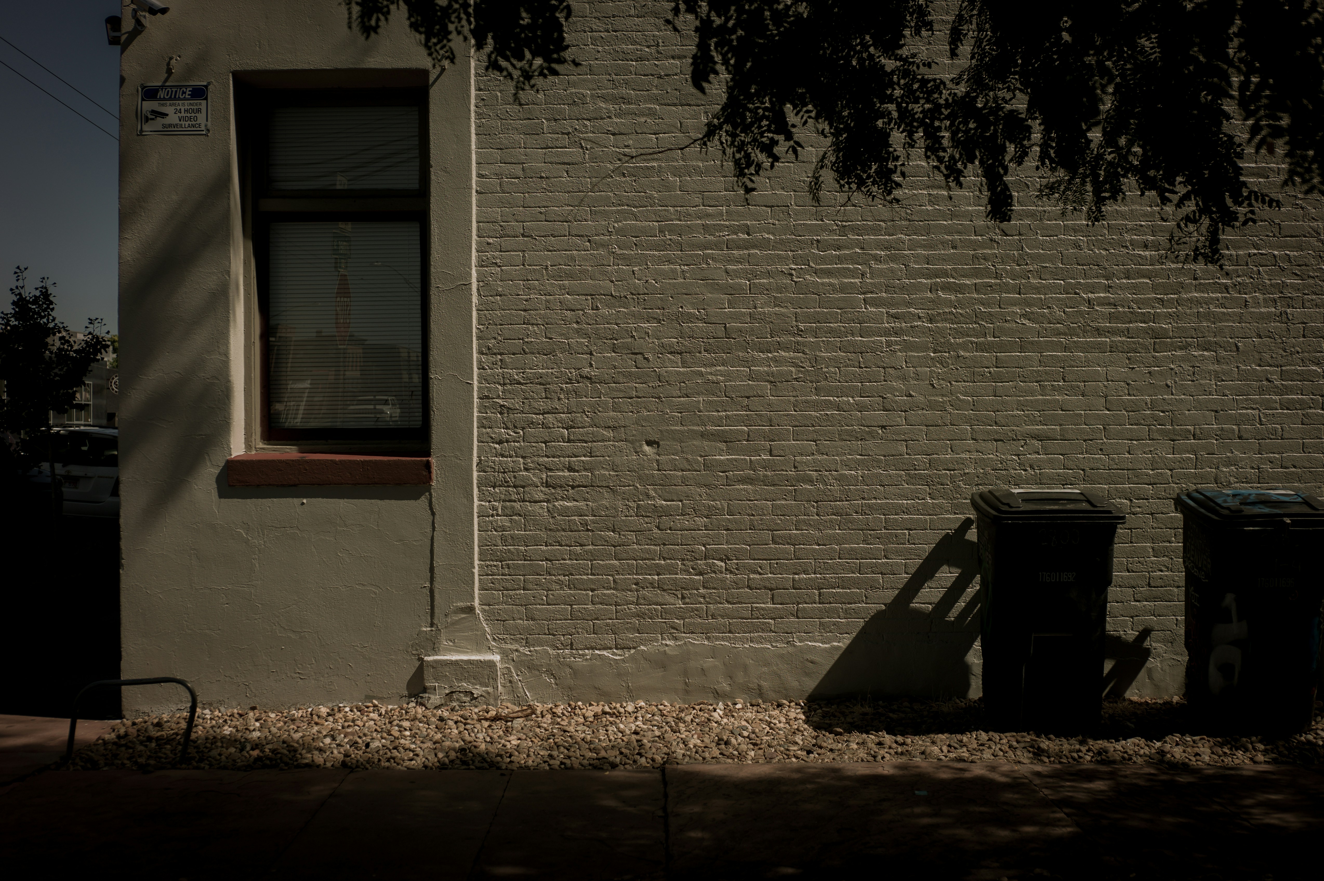 Mur de béton gris pendant la journée