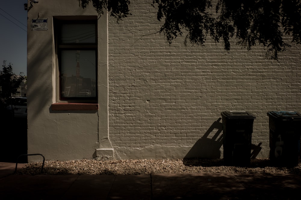 gray concrete wall at daytime