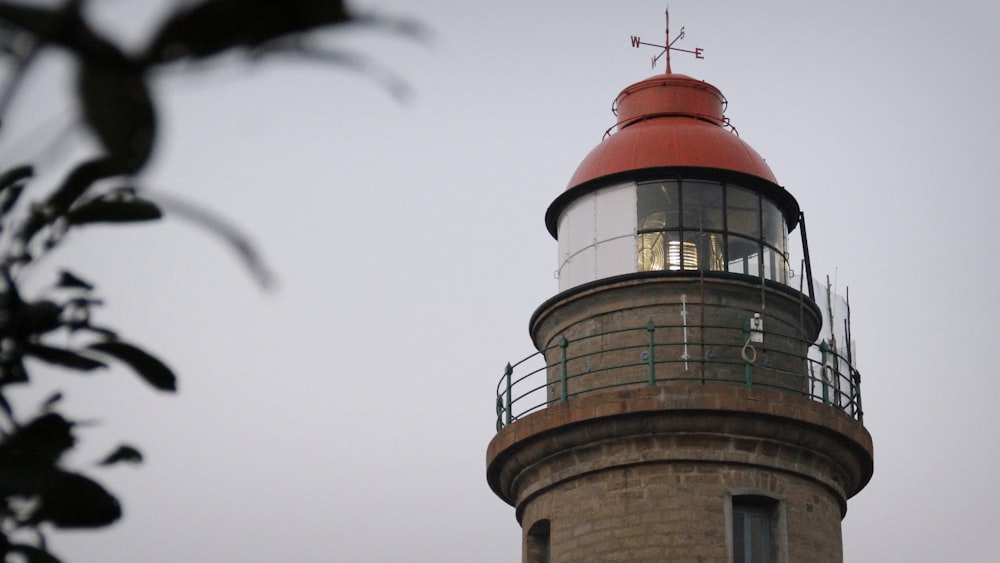 Phare brun et rouge pendant la journée