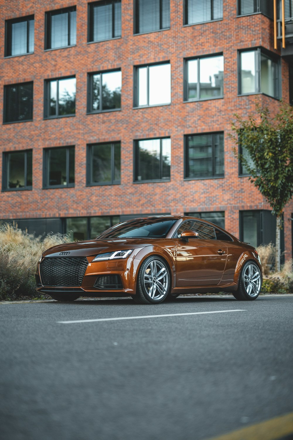 Coupé brun sur la route près de l’immeuble