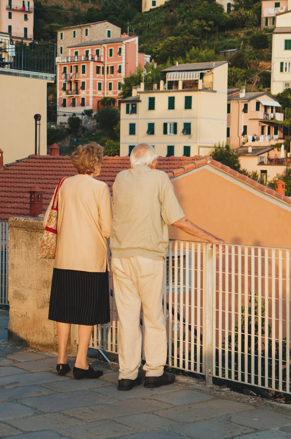 uomo e donna che si fermano accanto ai cancelli chiusi