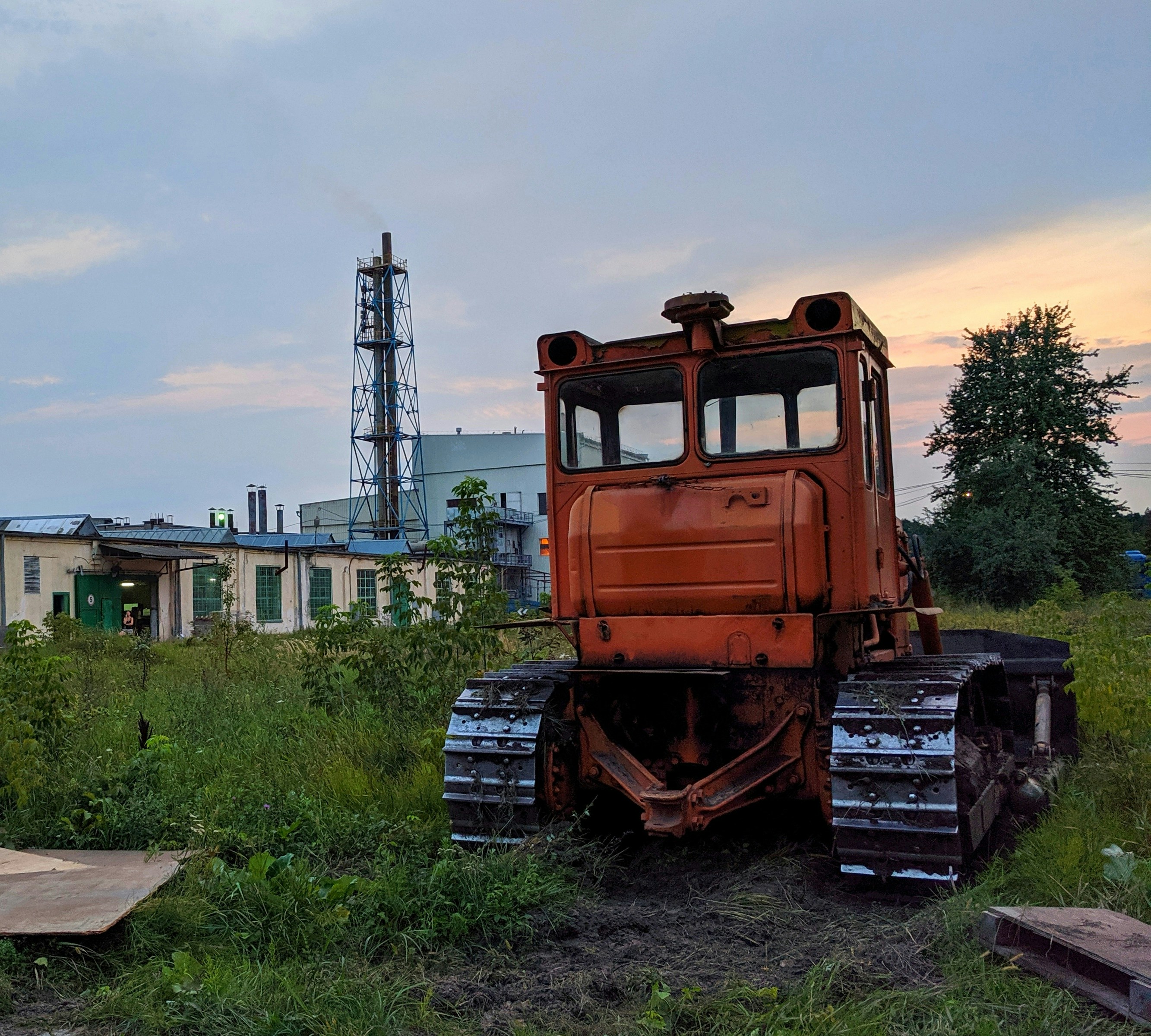 A factory with a green leaf icon overlay, representing a reduced carbon footprint.