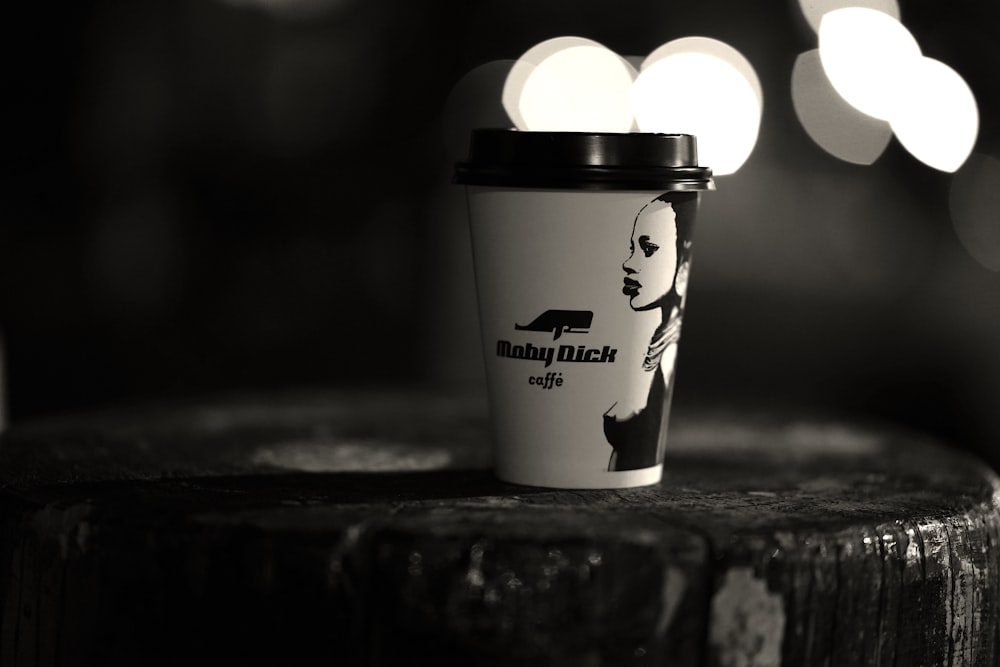 Une photo en noir et blanc d’une tasse de café