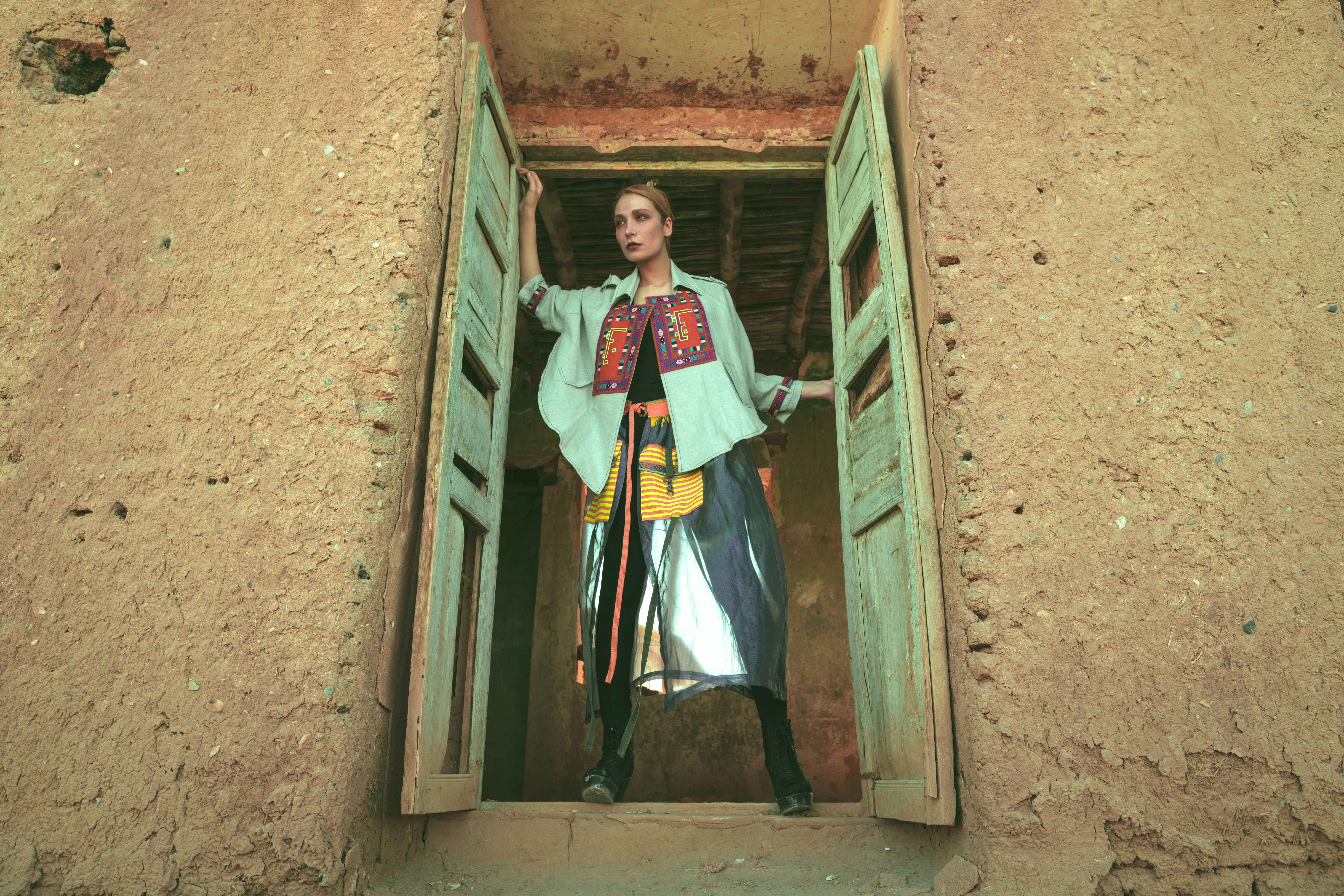 Frau steht auf offenem Fenster