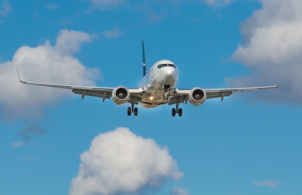 空中に浮かぶ白い飛行機