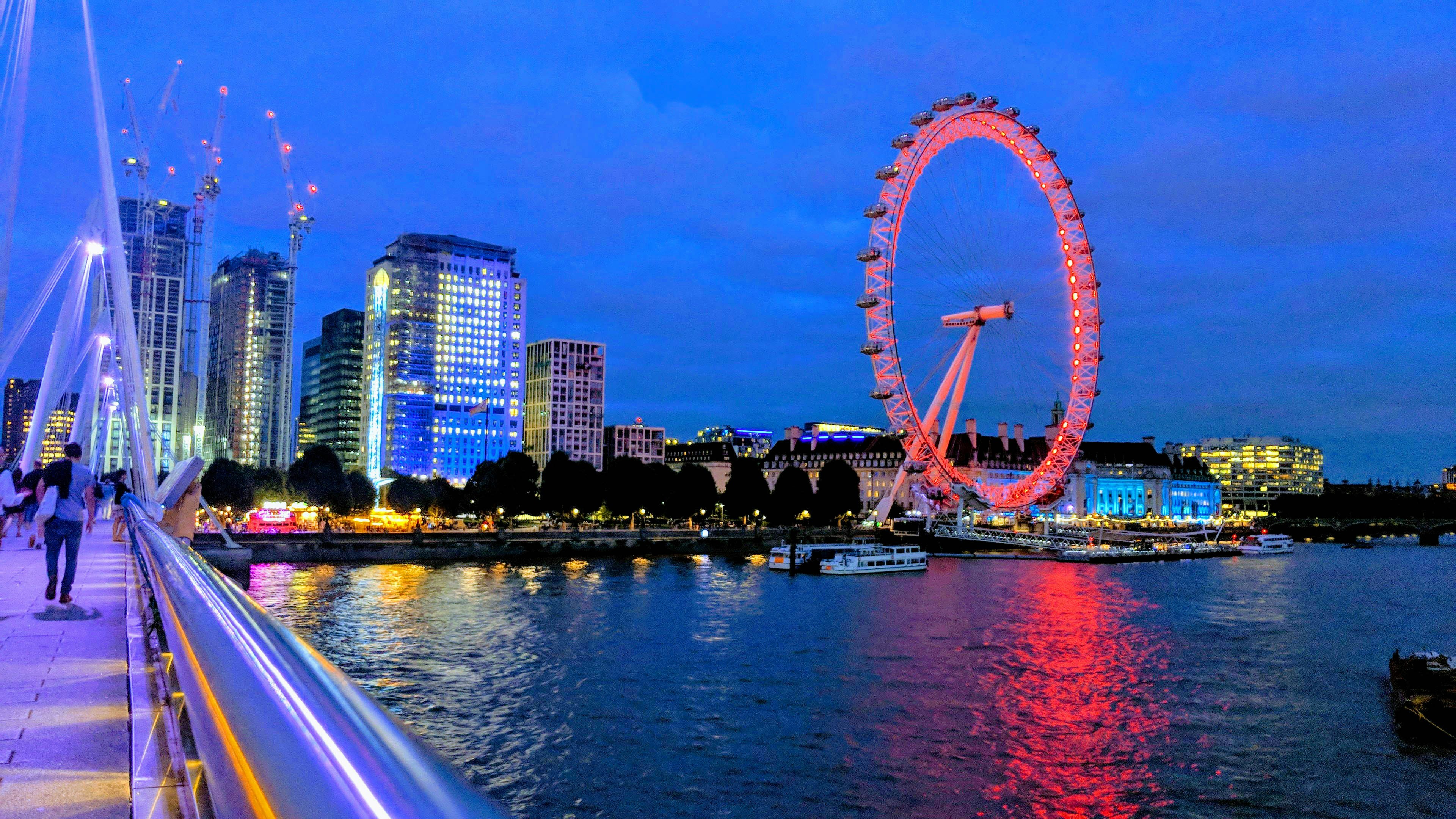 red Ferris wheel during nighttime