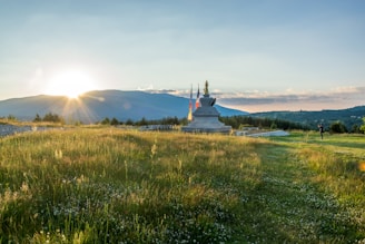 A scenic photo of the Antietam battlefield at sunrise, highlighting the historical significance of amjm battlefield tours.