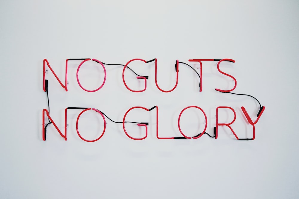 rosso no guts no glory insegne al neon