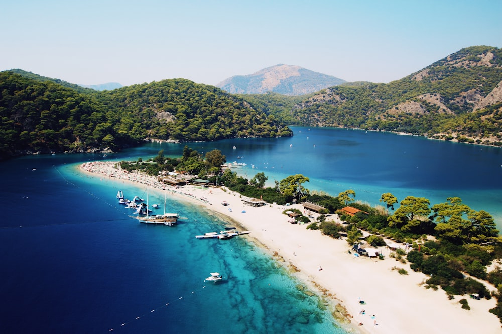 Luftaufnahmen von Yachten auf dem blauen Meer mit Blick auf den Berg unter blau-weißem Himmel während des Tages