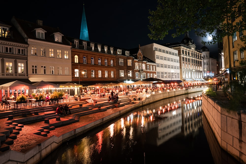 Weißes und braunes Gebäude tagsüber Foto