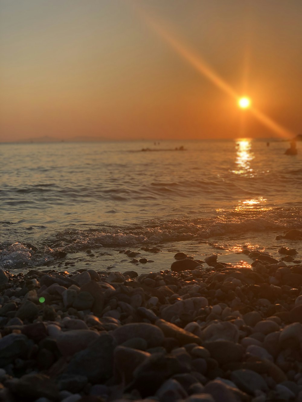 Fotografía de la orilla del mar durante la puesta de sol