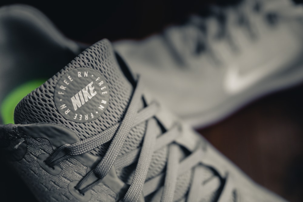 Paar graue Nike-Laufschuhe