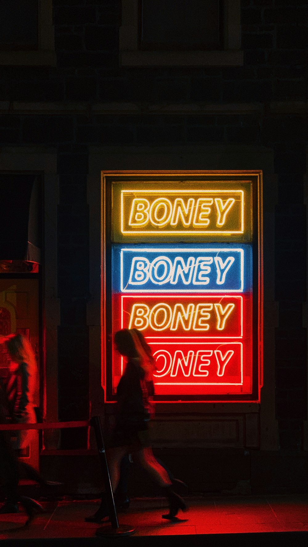 Eine Leuchtreklame mit der Aufschrift Honey, Boney, Boney und Oney