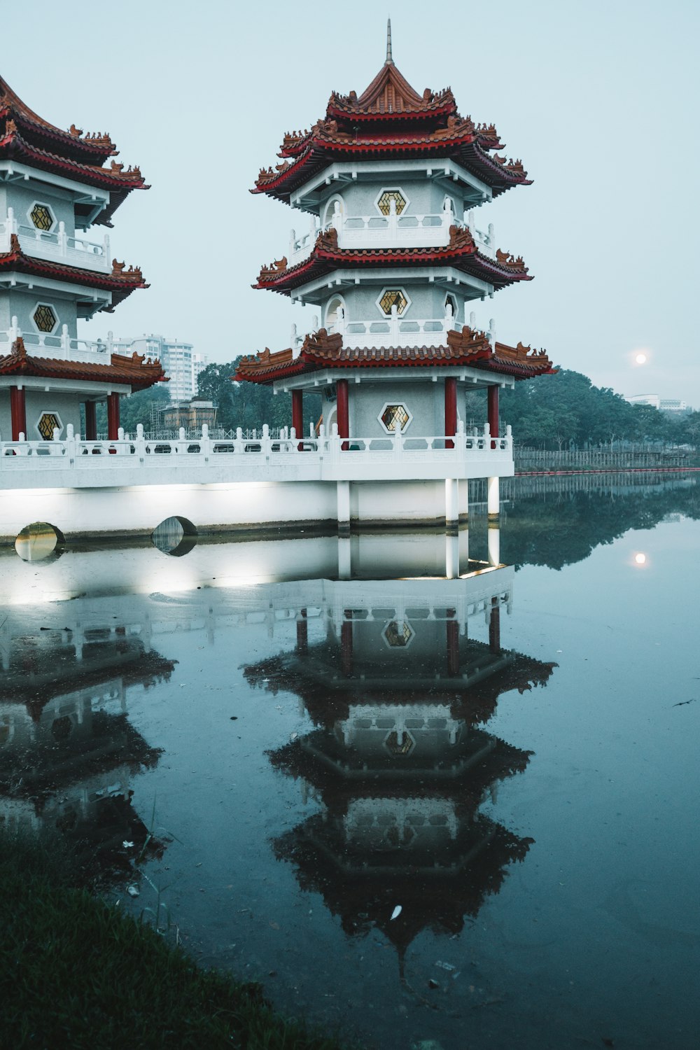 建物を背景にした大きな水域