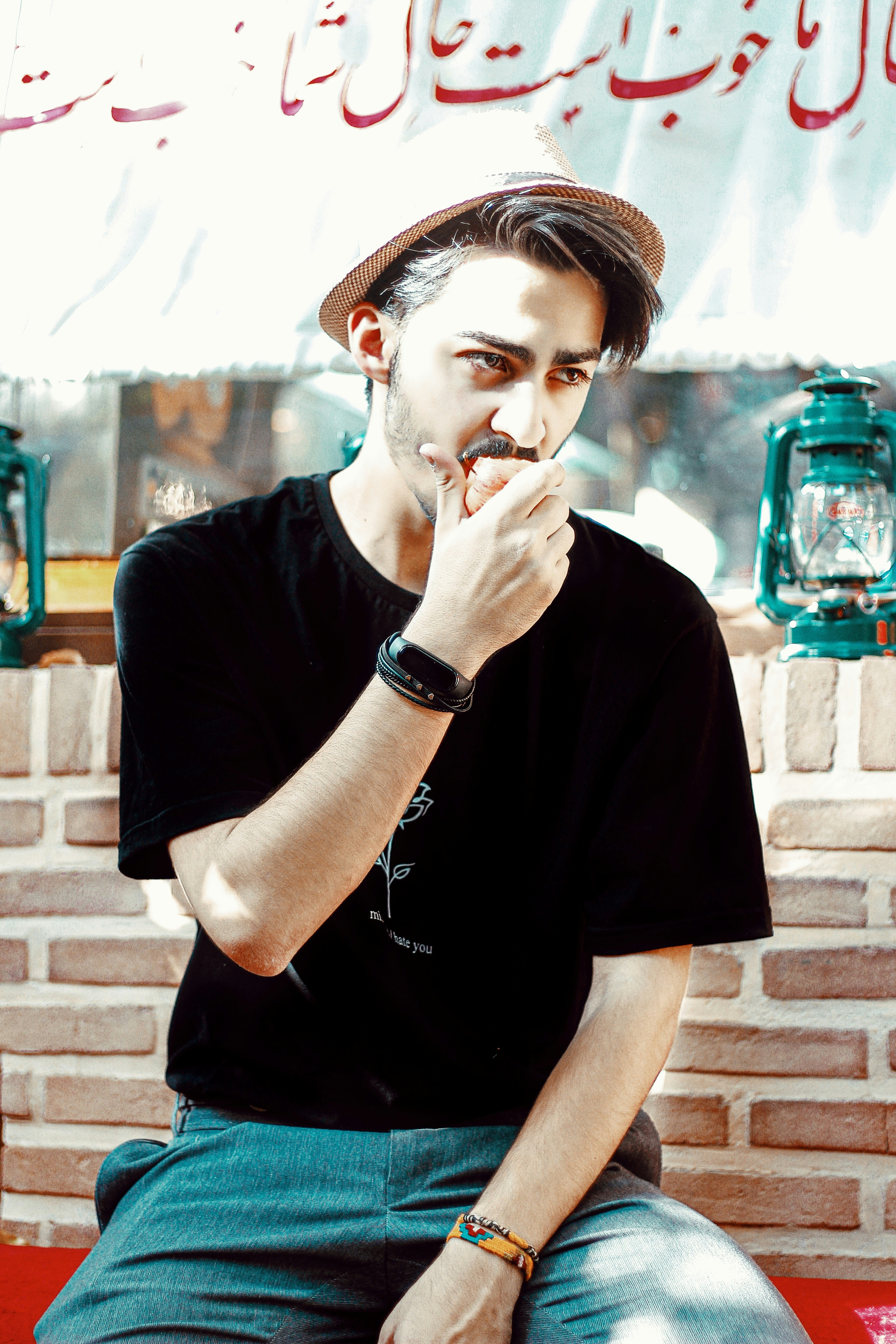 Kemeja crew-neck hitam pria