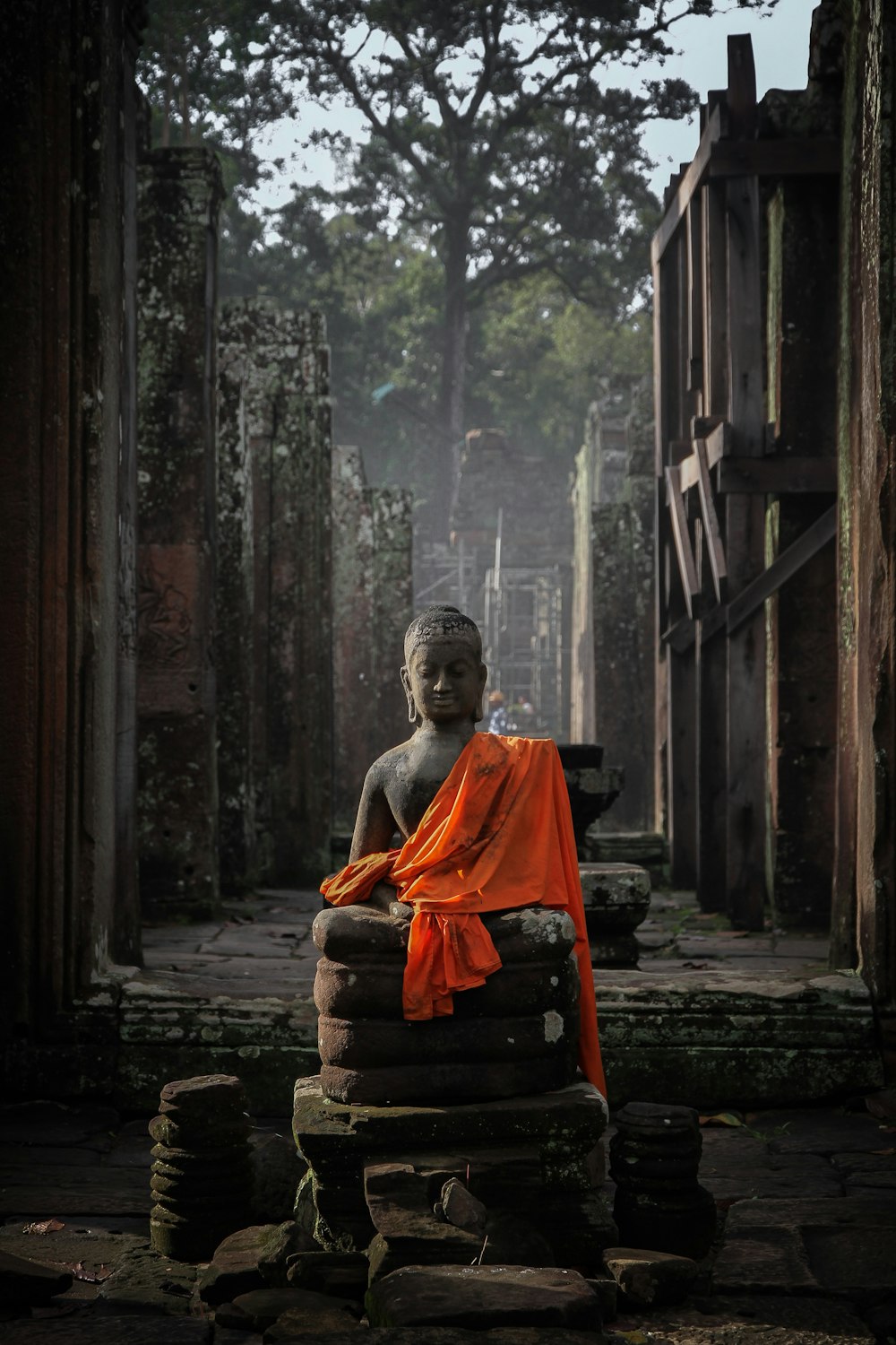 Buda con una bufanda en un templo en Camboya. Viajar a Camboya.