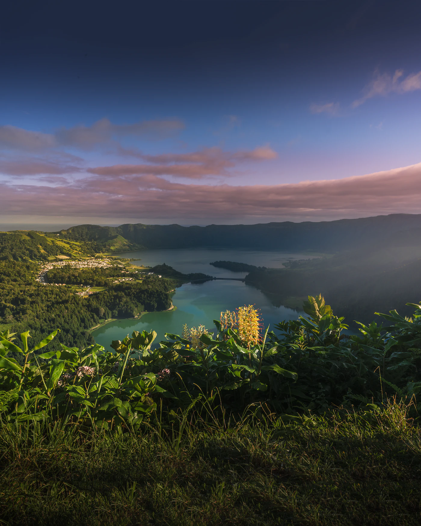 Lagunas verde y azul de Sete Cidades en la isla de San Miguel, Azores, Portugal