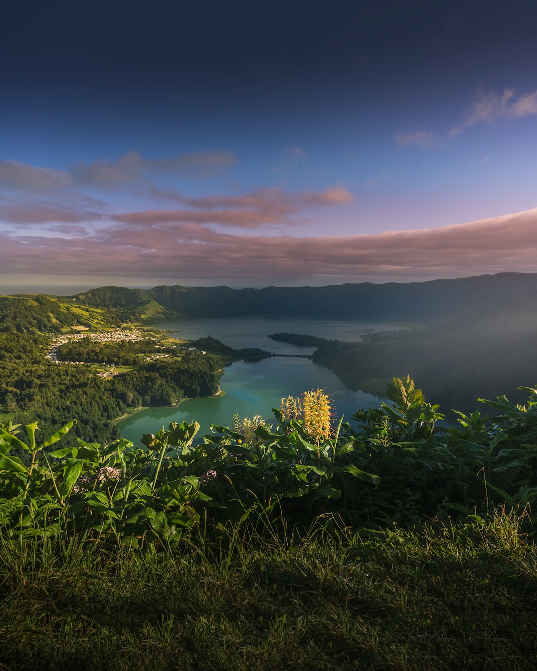 travelers stories about Lake in Lagoa das Sete Cidades, Portugal