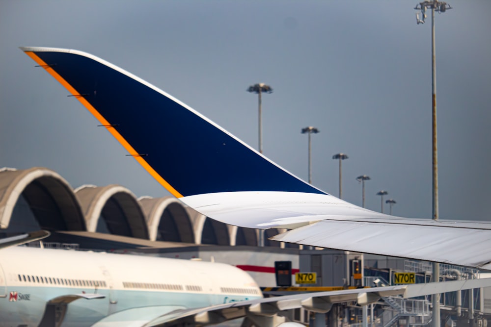 weißes und blaues Verkehrsflugzeug