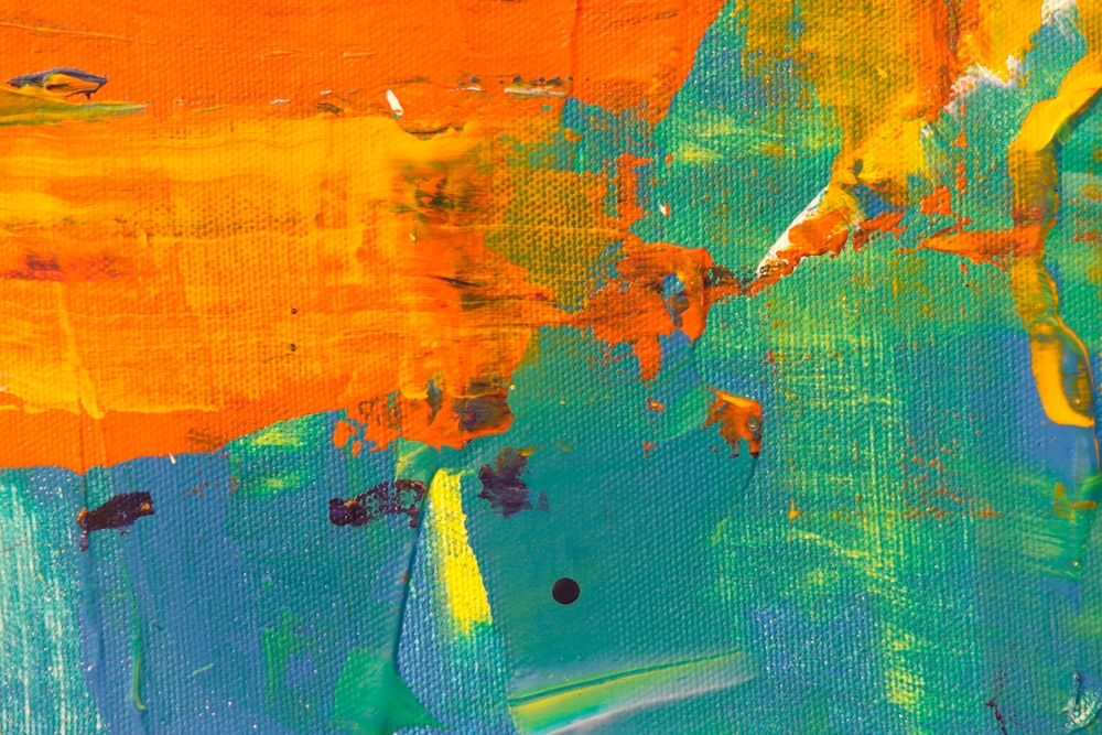 Pintura abstracta naranja, verde y amarilla