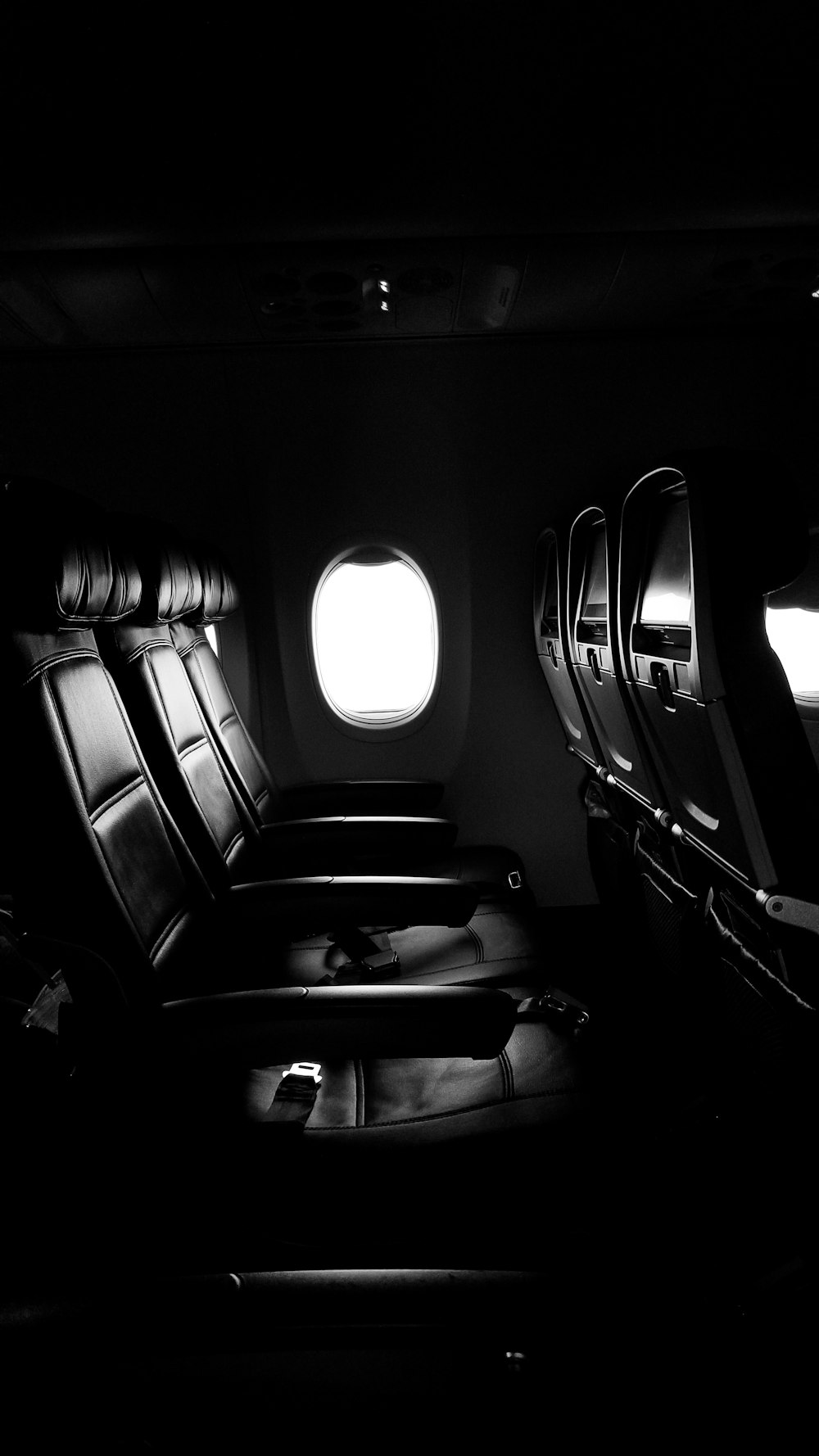 飛行機の空っぽの椅子