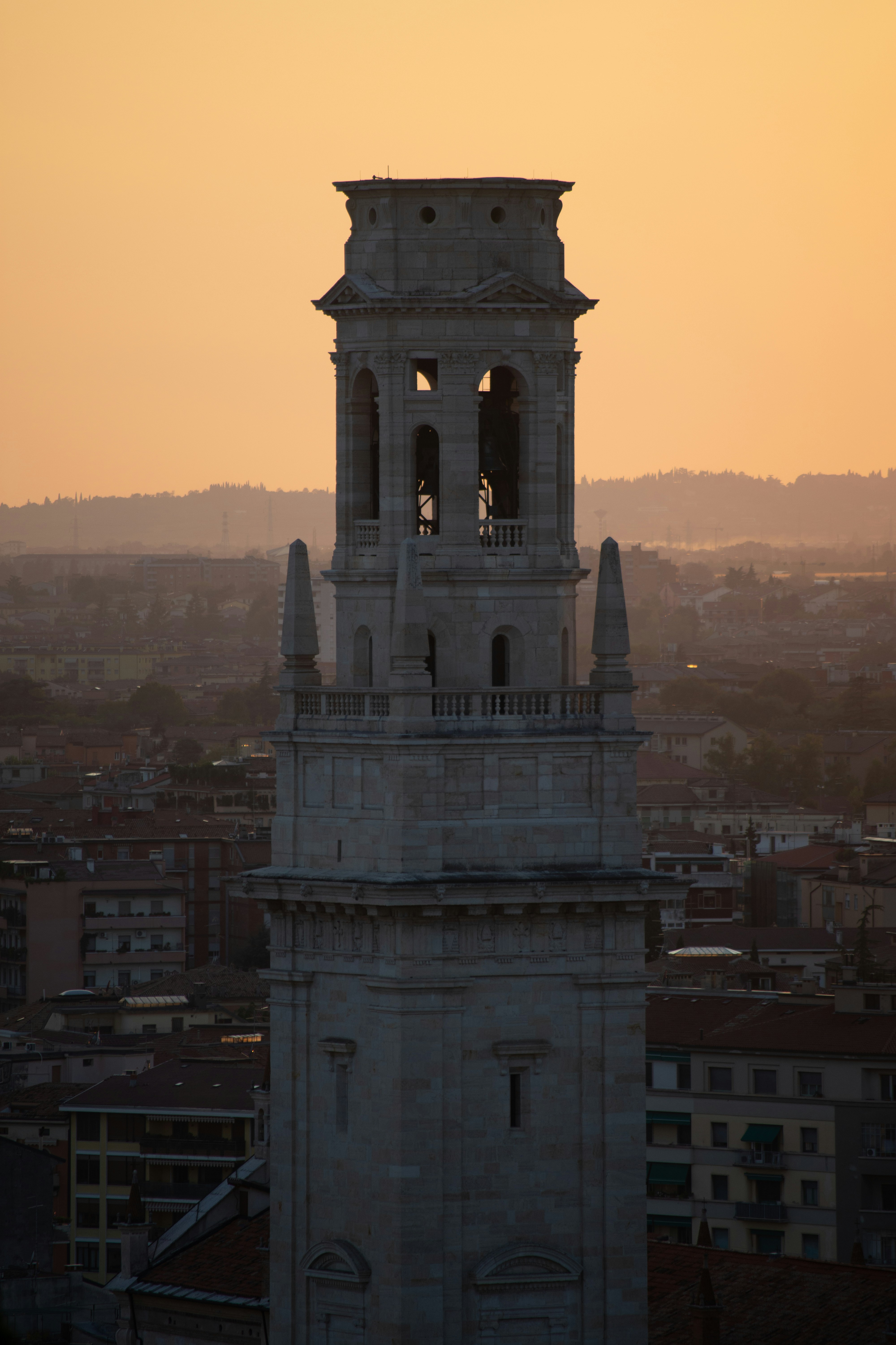torre de piedra gris a través de los edificios