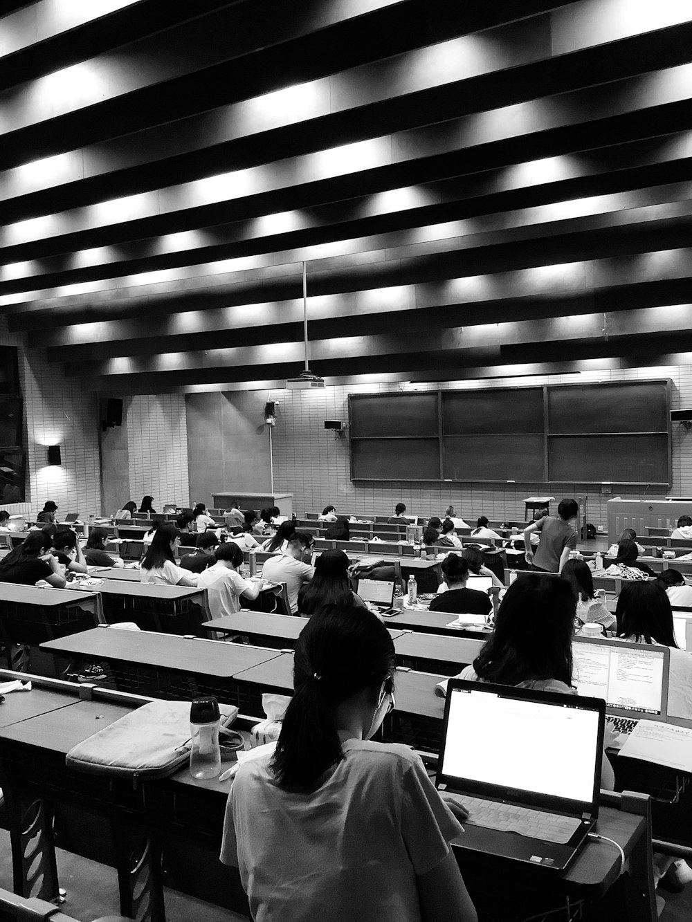 Foto de Graysacale de los estudiantes en la habitación