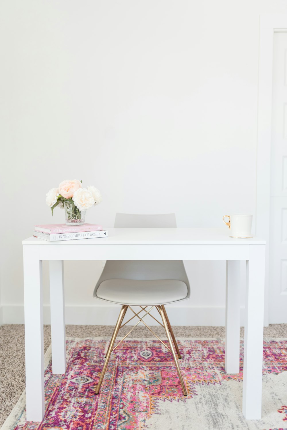 Foto minimalista de mesa y silla blanca