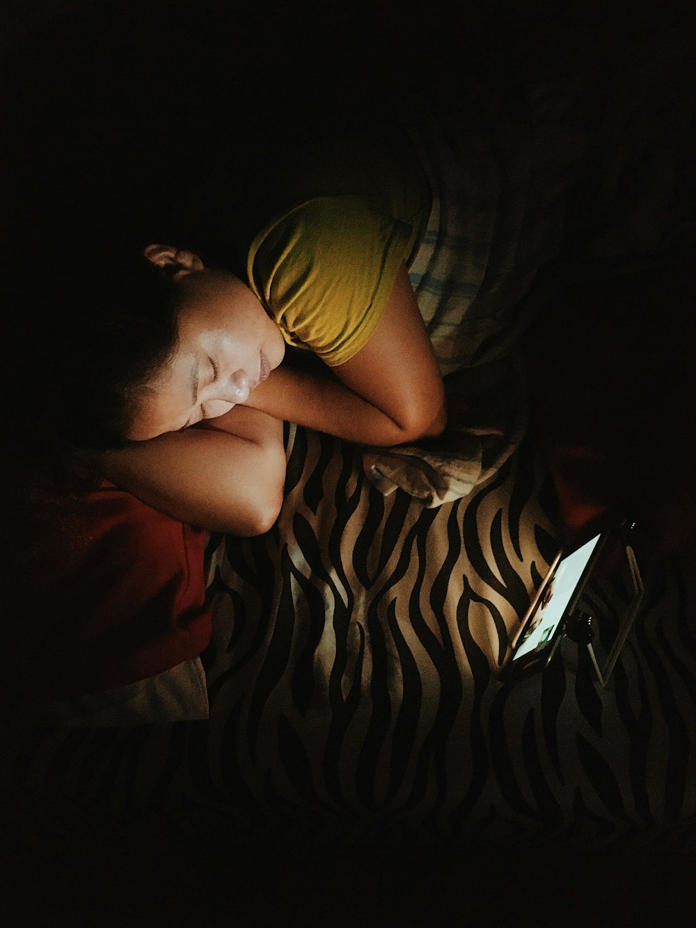 Frau schläft auf dem Bett Fotografie