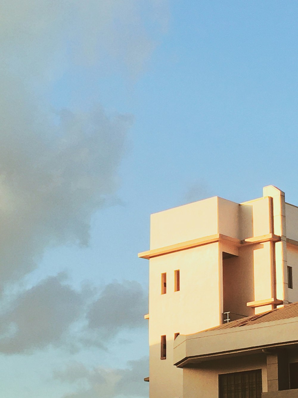 edificio in cemento bianco