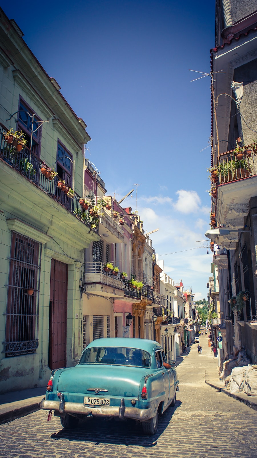 Voiture classique des années 50 dans une rue de La Havane, Cuba