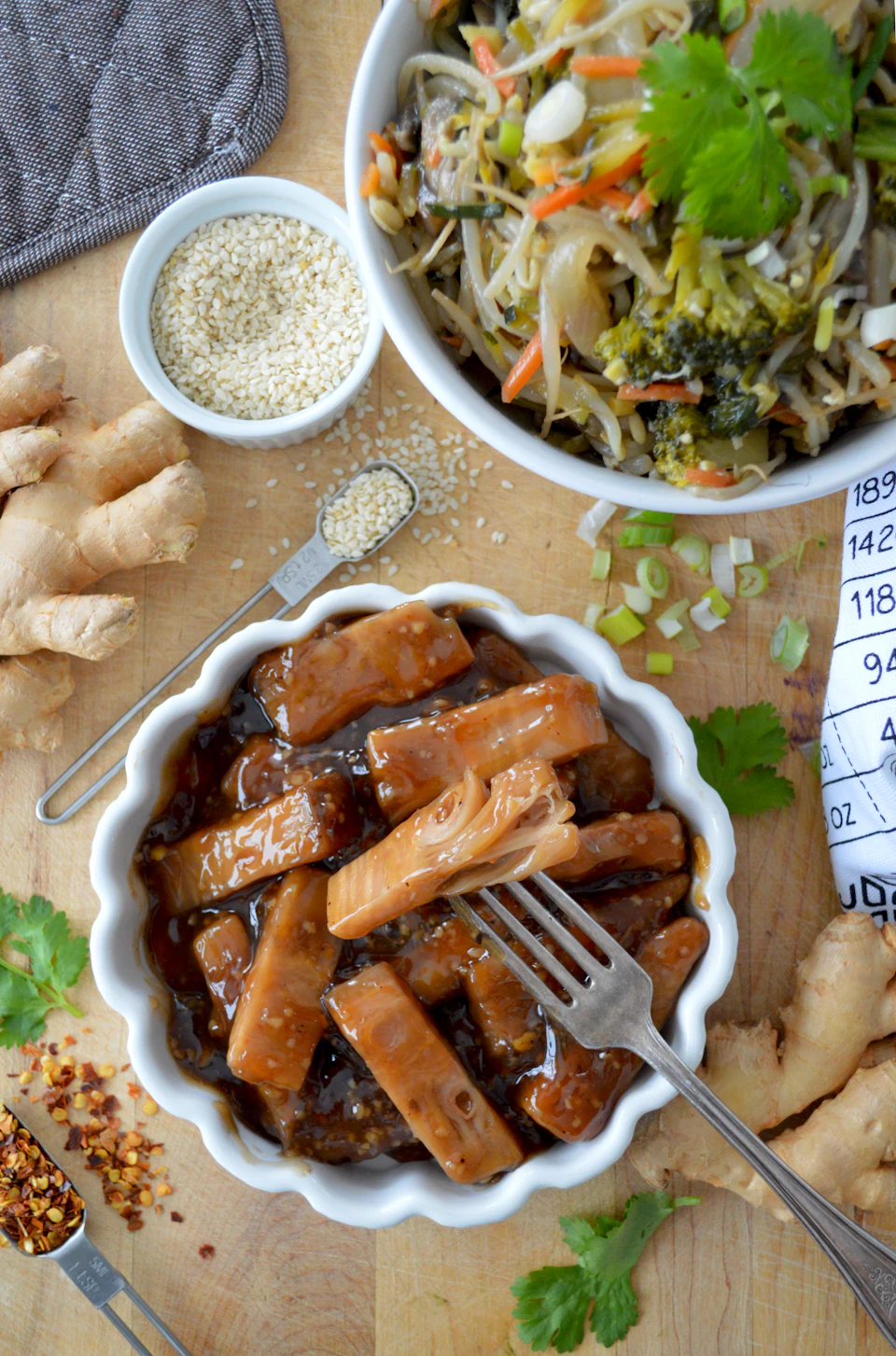 A plate of low-carbohydrate food: vegetables, protein and healthy fats