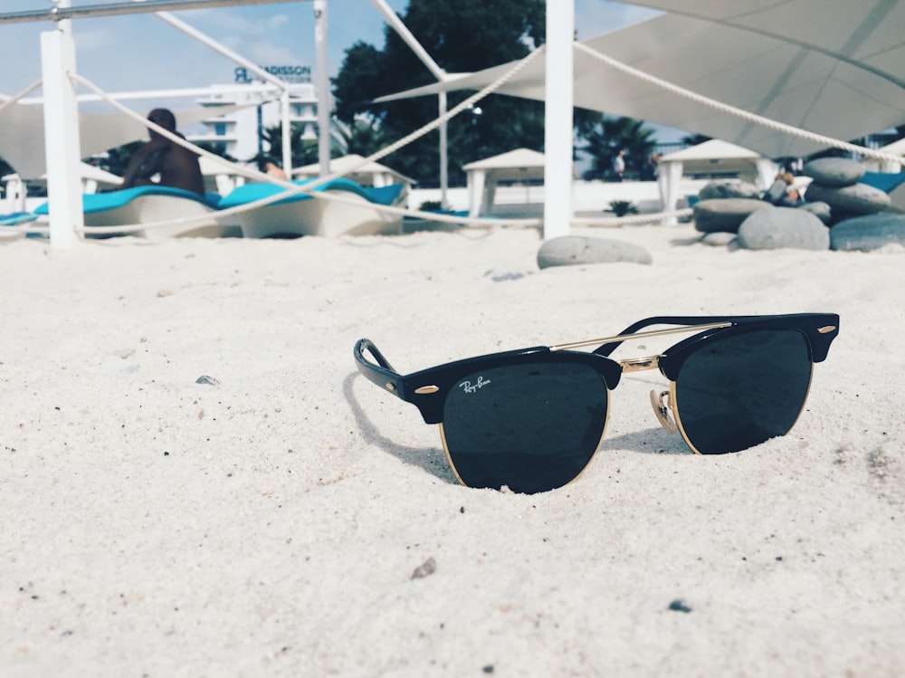 black Ray-Ban frame sunglasses photo – Free Grey Image on Unsplash