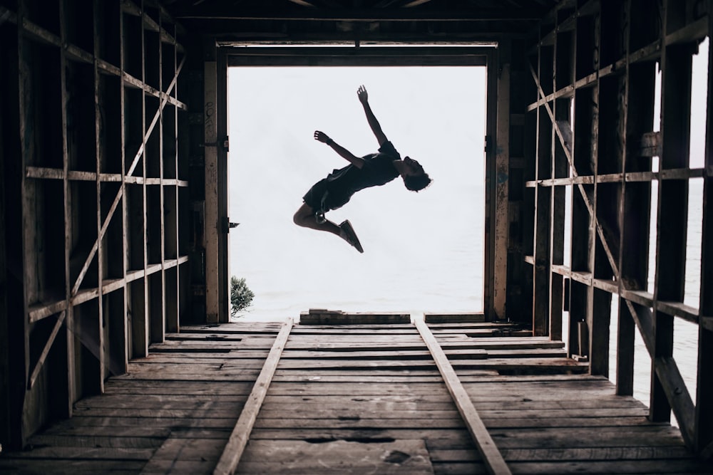 초점 사진에 점프하는 소년
