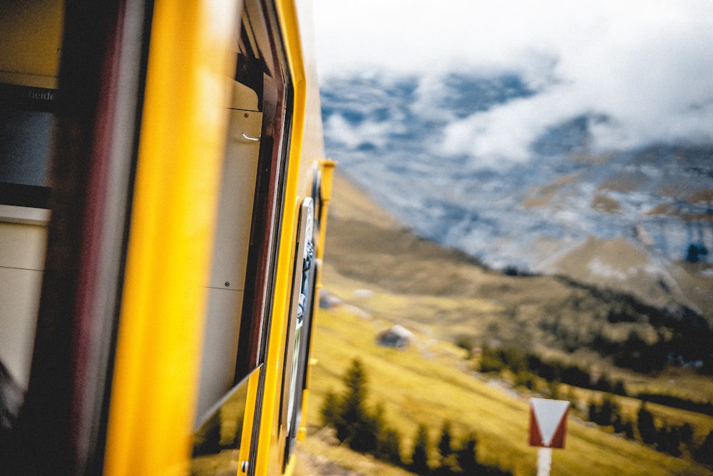 Una vista dall'interno di un treno che guarda fuori dal finestrino