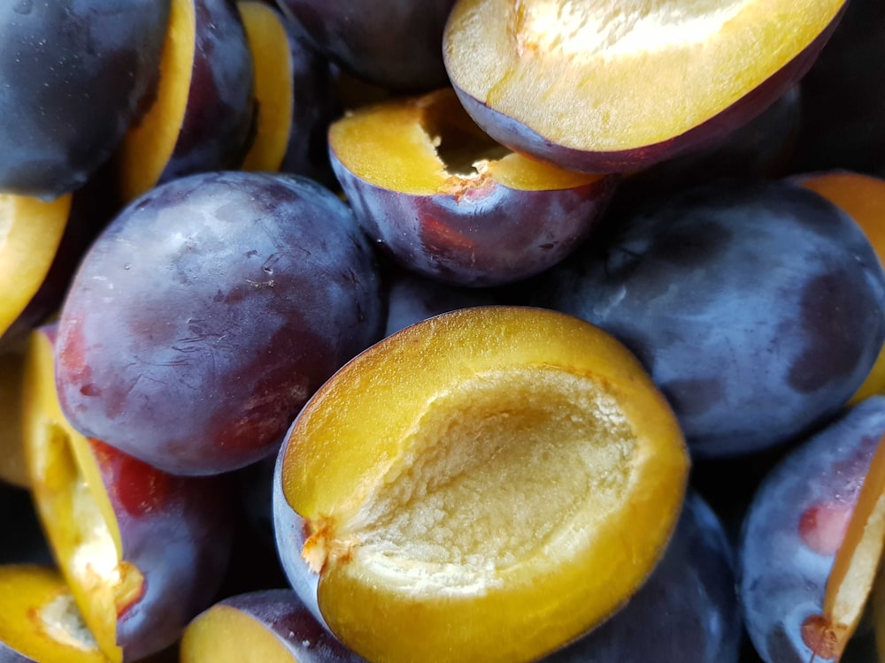 cacho de frutas vermelhas redondas