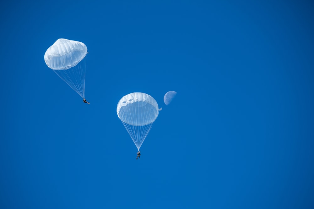 deux parachutes blancs