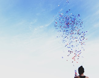 femme jetant des confettis a surmonter la mort