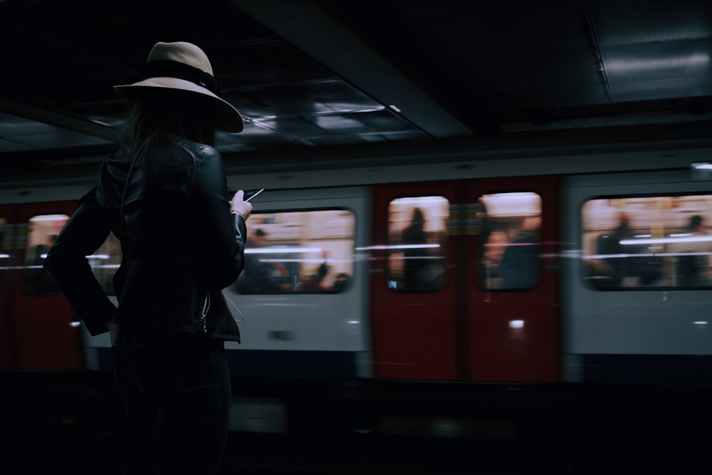 femme porte un chapeau marron