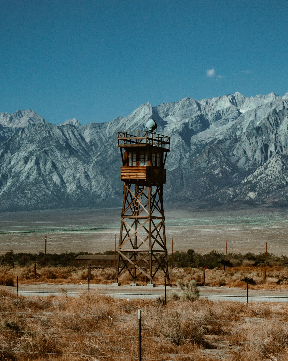 Torre de madera marrón