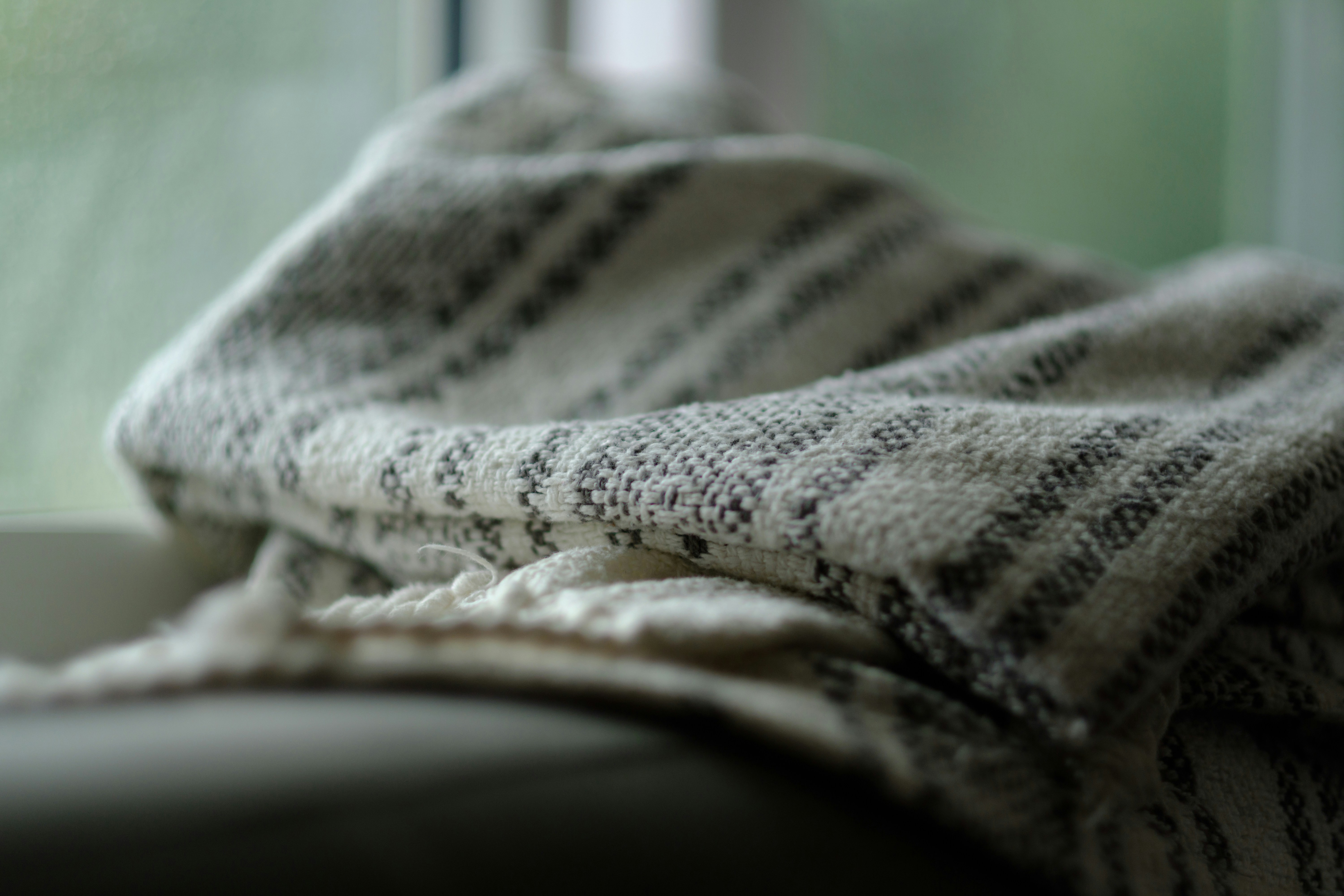 photo 1569713198045 f8a69393f3d6?crop=entropy&cs=tinysrgb&fit=max&fm=jpg&ixid=M3w1MjQ0NjR8MHwxfHNlYXJjaHwxMHx8RW1lcmdlbmN5JTIwYmxhbmtldHxlbnwwfDB8fHwxNzUxNzM4NzQyfDA&ixlib=rb 4.1