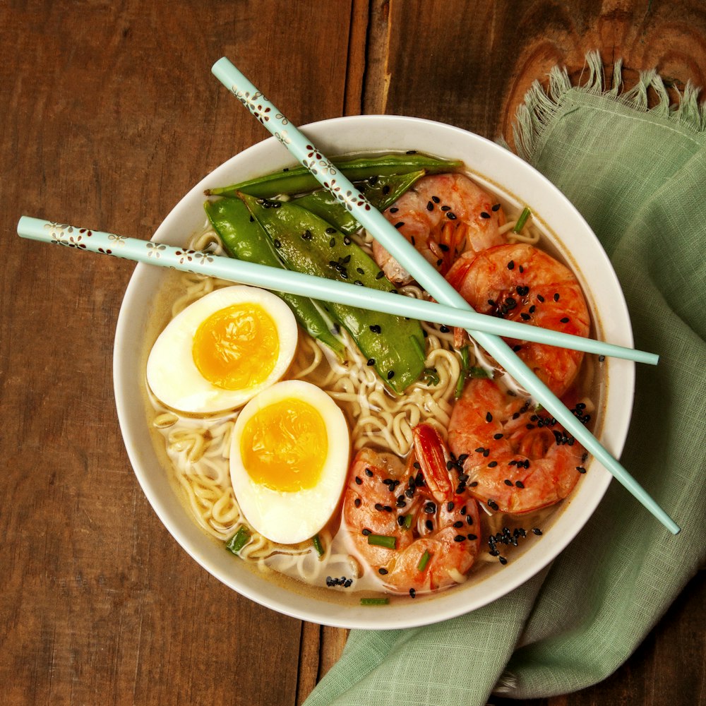 runde weiße Schüssel mit Ramen und Ei